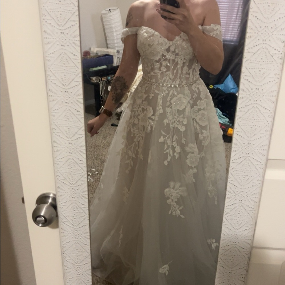 Elegant White Lace Gowns - image 2